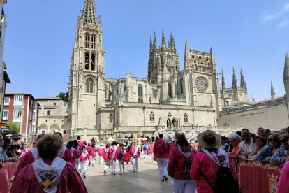 Instante de la Ofrenda Floral a Santa María la Mayor.