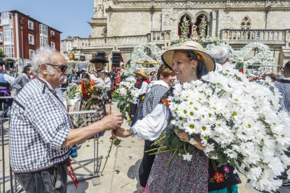 Instante de la Ofrenda Floral a Santa María la Mayor.
