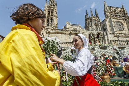 Instante de la Ofrenda Floral a Santa María la Mayor.