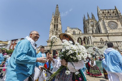 Instante de la Ofrenda Floral a Santa María la Mayor.