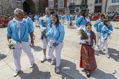 Instante de la Ofrenda Floral a Santa María la Mayor.