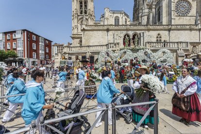Instante de la Ofrenda Floral a Santa María la Mayor.