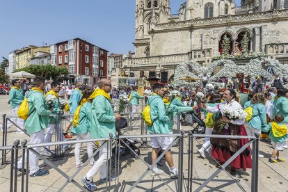 Instante de la Ofrenda Floral a Santa María la Mayor.
