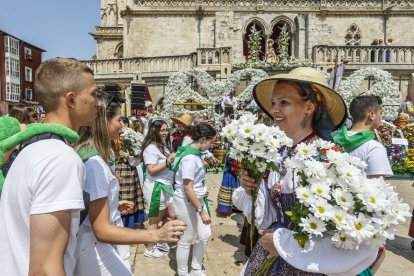 Instante de la Ofrenda Floral a Santa María la Mayor.