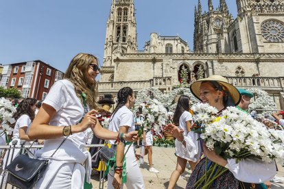 Instante de la Ofrenda Floral a Santa María la Mayor.