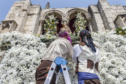 Instante de la Ofrenda Floral a Santa María la Mayor.