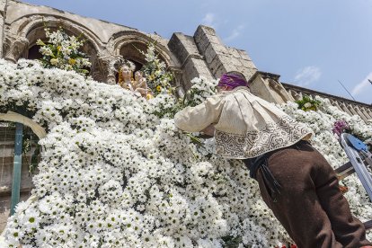 Instante de la Ofrenda Floral a Santa María la Mayor.