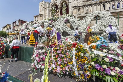 Instante de la Ofrenda Floral a Santa María la Mayor.