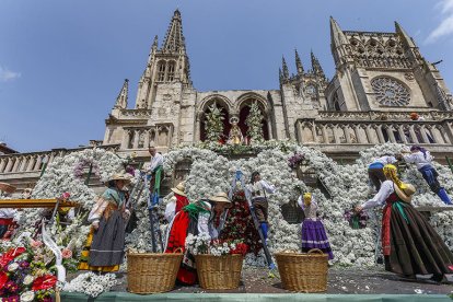 Instante de la Ofrenda Floral a Santa María la Mayor.