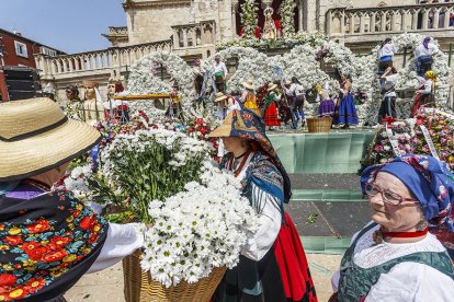 Instante de la Ofrenda Floral a Santa María la Mayor.