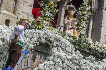 Instante de la Ofrenda Floral a Santa María la Mayor.