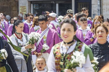 Instante de la Ofrenda Floral a Santa María la Mayor.