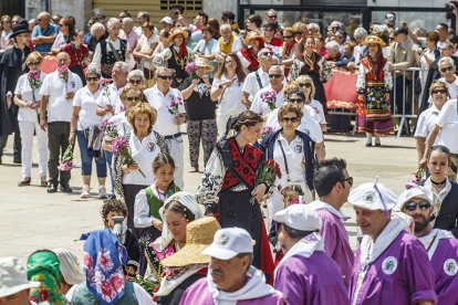 Instante de la Ofrenda Floral a Santa María la Mayor.