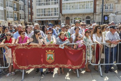 Instante de la Ofrenda Floral a Santa María la Mayor.