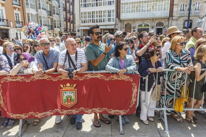 Instante de la Ofrenda Floral a Santa María la Mayor.
