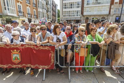 Instante de la Ofrenda Floral a Santa María la Mayor.