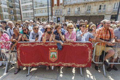 Instante de la Ofrenda Floral a Santa María la Mayor.