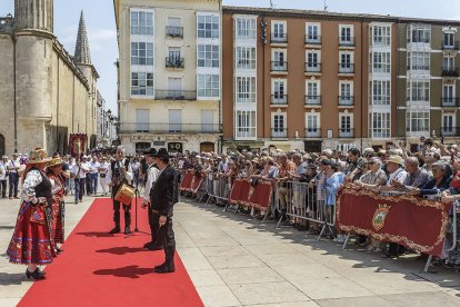 Instante de la Ofrenda Floral a Santa María la Mayor.