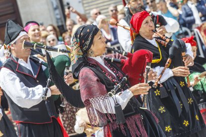 Instante de la Ofrenda Floral a Santa María la Mayor.