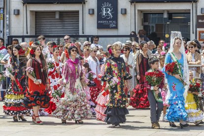 Instante de la Ofrenda Floral a Santa María la Mayor.