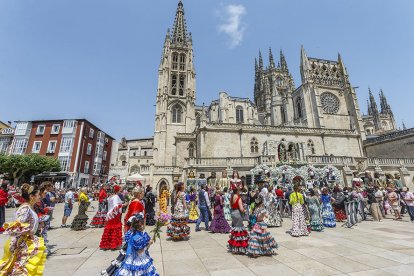Instante de la Ofrenda Floral a Santa María la Mayor.