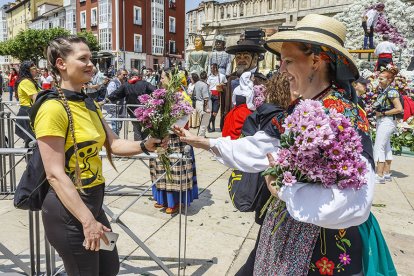 Instante de la Ofrenda Floral a Santa María la Mayor.