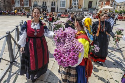 Instante de la Ofrenda Floral a Santa María la Mayor.