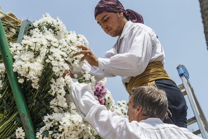 Instante de la Ofrenda Floral a Santa María la Mayor.