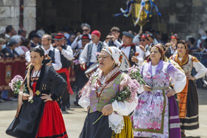 Instante de la Ofrenda Floral a Santa María la Mayor.