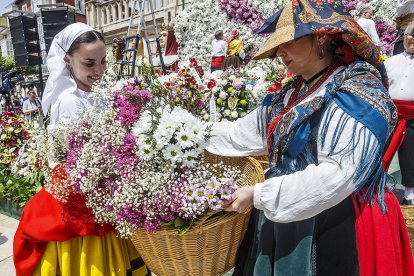 Instante de la Ofrenda Floral a Santa María la Mayor.