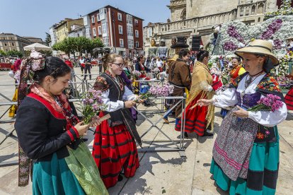 Instante de la Ofrenda Floral a Santa María la Mayor.
