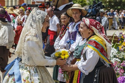 Instante de la Ofrenda Floral a Santa María la Mayor.