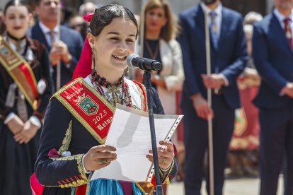 Instante de la Ofrenda Floral a Santa María la Mayor.