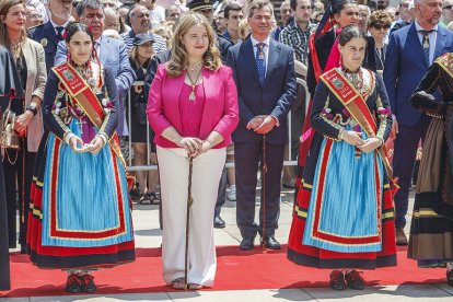 Instante de la Ofrenda Floral a Santa María la Mayor.
