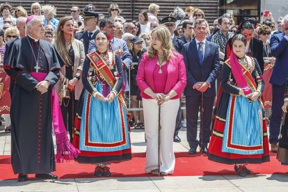 Instante de la Ofrenda Floral a Santa María la Mayor.