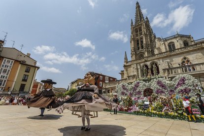 Instante de la Ofrenda Floral a Santa María la Mayor.