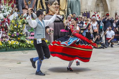 Instante de la Ofrenda Floral a Santa María la Mayor.