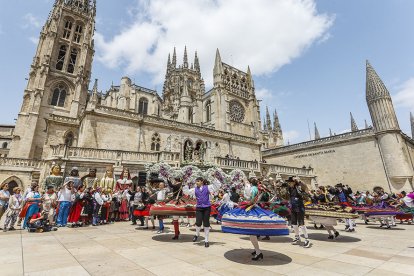 Instante de la Ofrenda Floral a Santa María la Mayor.