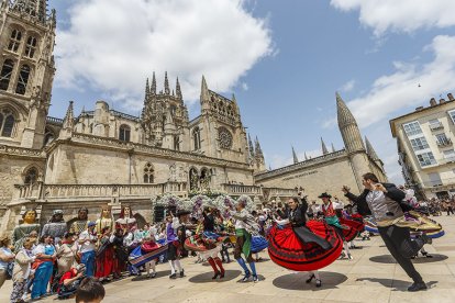 Instante de la Ofrenda Floral a Santa María la Mayor.