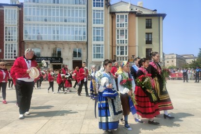 Instante de la Ofrenda Floral a Santa María la Mayor.