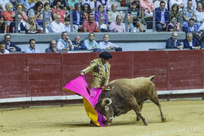 El Cordobés se tomó muy en serio su despedida de Burgos y se ganó la puerta grande.