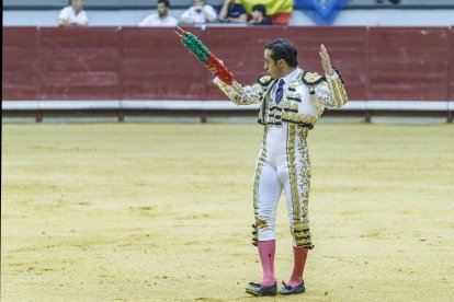 Fandi con las banderillas. Burgos se lo pide y nunca defrauda.