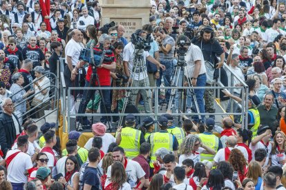 El cohete rebotó y fue a caer en la tribuna de la prensa.