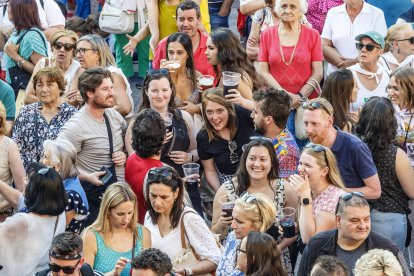 Asistentes al pregón de las fiestas.