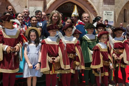 La alcadesa y el vicealcalde con los danzantes.