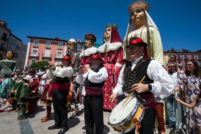 Los gigantones y su acompañamiento.