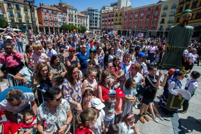 Ambiente en el pregón infantil en la plaza mayor.