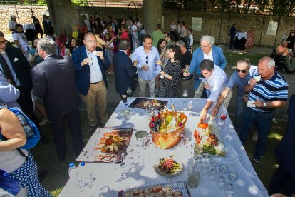 Invitados a la recepción oficial de las fiestas moviendo el bigote..