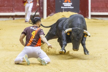 Uno de los especialistas en recortes dando la cara ante el toro.