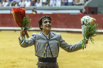 Adrián Venegas tomó la alternativa, la primera a caballo en la feria de Burgos.